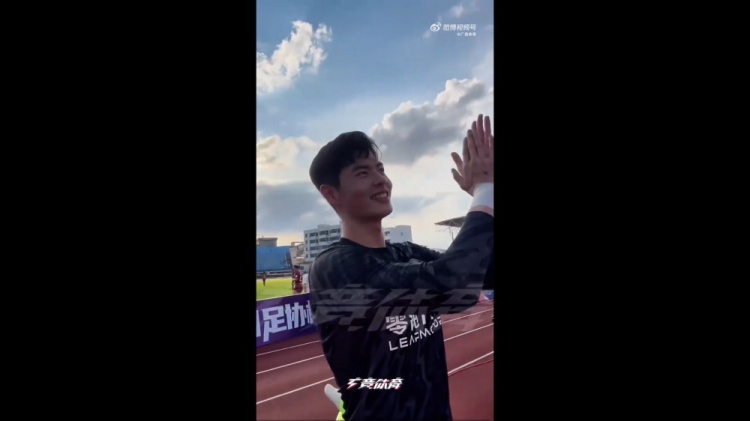 穗城球迷热情相拥 霍深坪赛后动情致谢