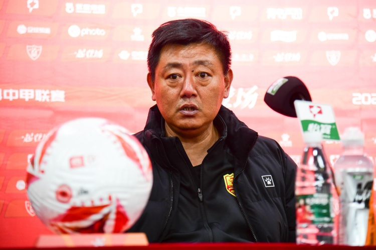 青岛红狮保级警报 小里瓦尔多运动战哑火成致命短板