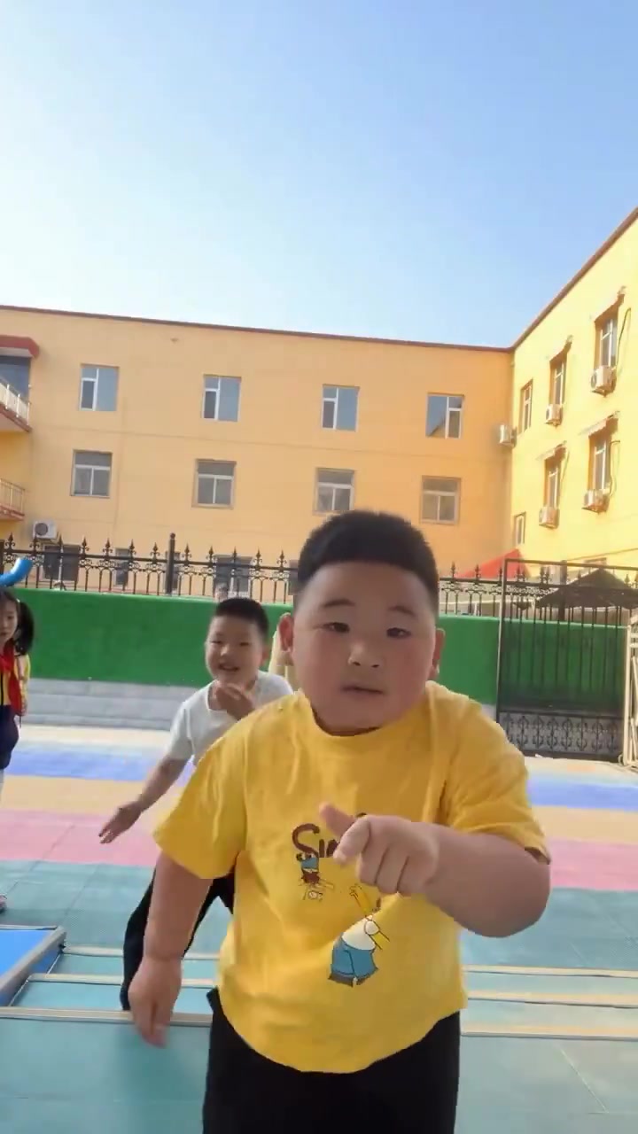 火箭铁粉魔性热舞狂欢 庆祝乌度卡续约休斯顿